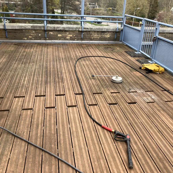 Hogedruk reinigen en stoom reinigen houten vlonder