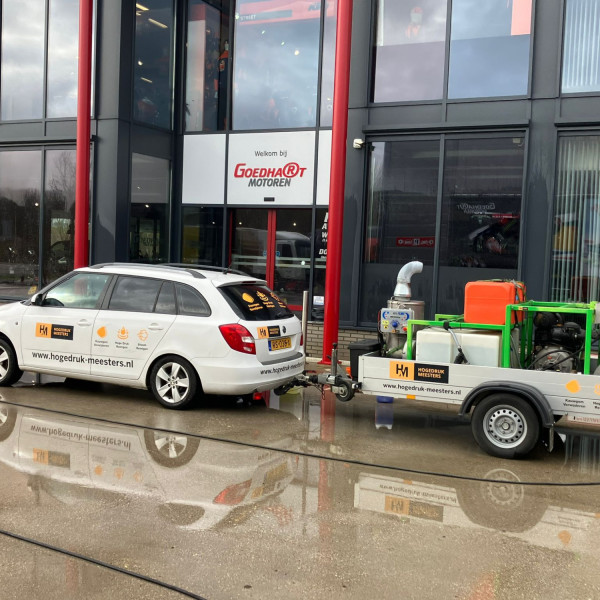 Hogedruk en stoom reinigen autogarage en parkeerplaats